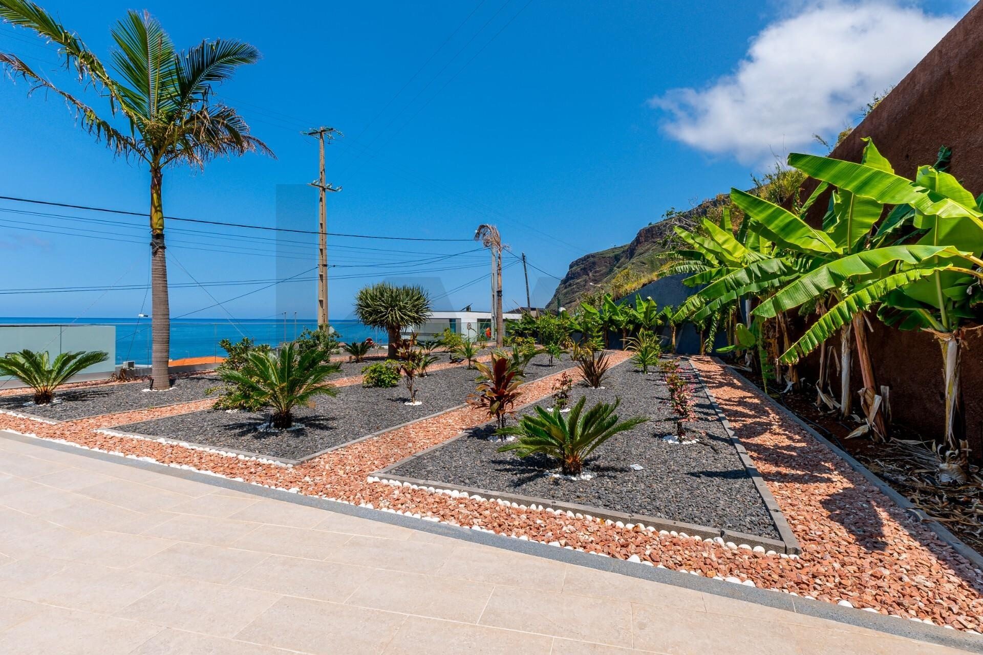Villa Paul do Mar &mdash; jardim com palmeiras e vista para o oceano