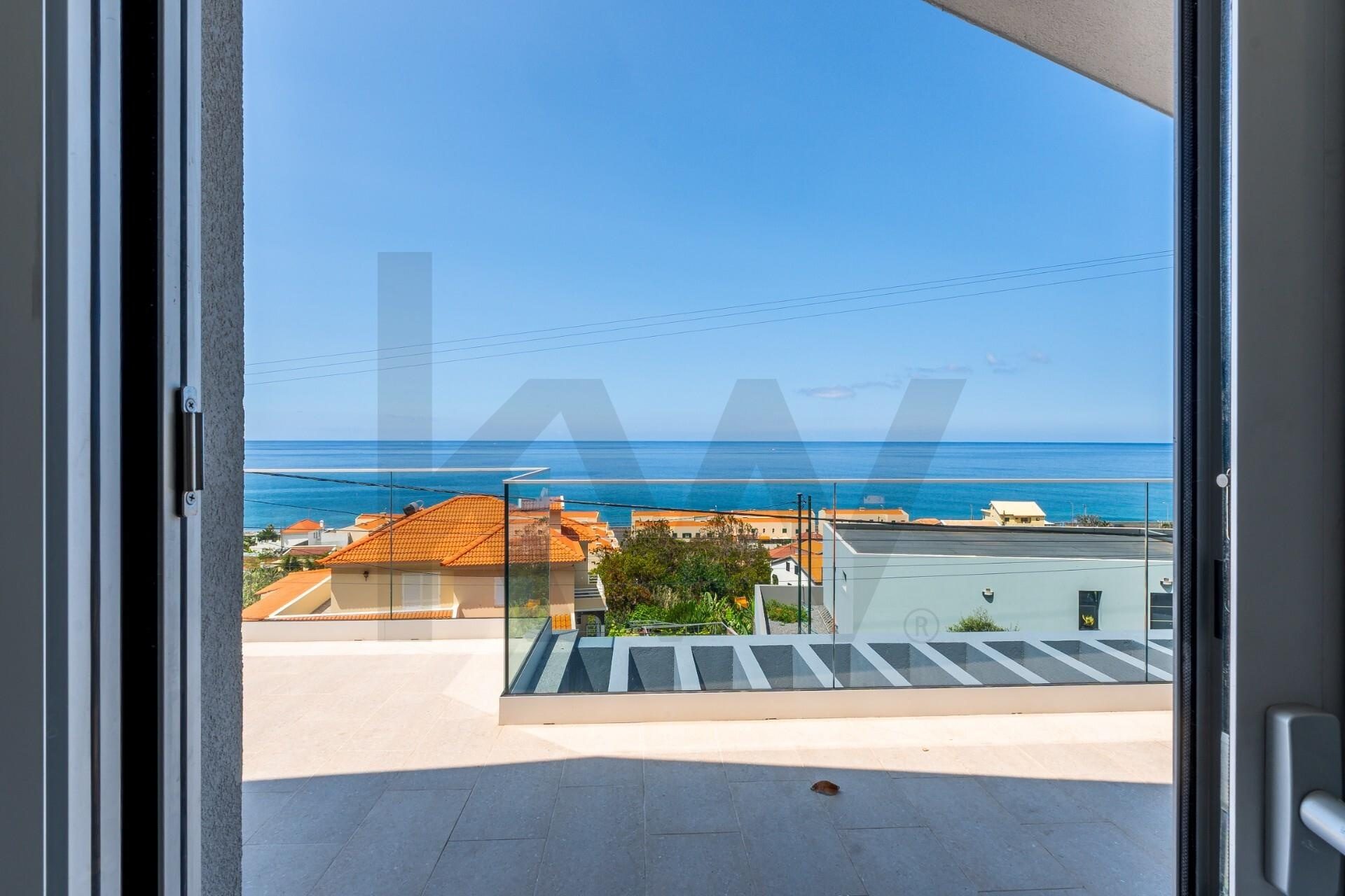 Villa Paul do Mar &mdash; vista para o oceano a partir do interior da moradia