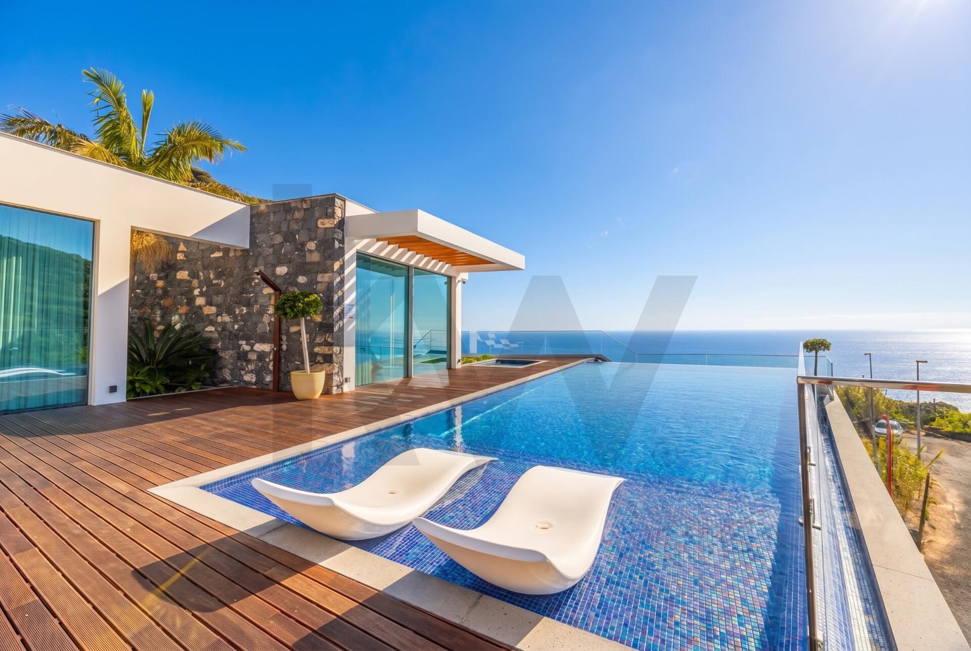 Villa Quinta Grande — piscina infinita e deck sobre o oceano