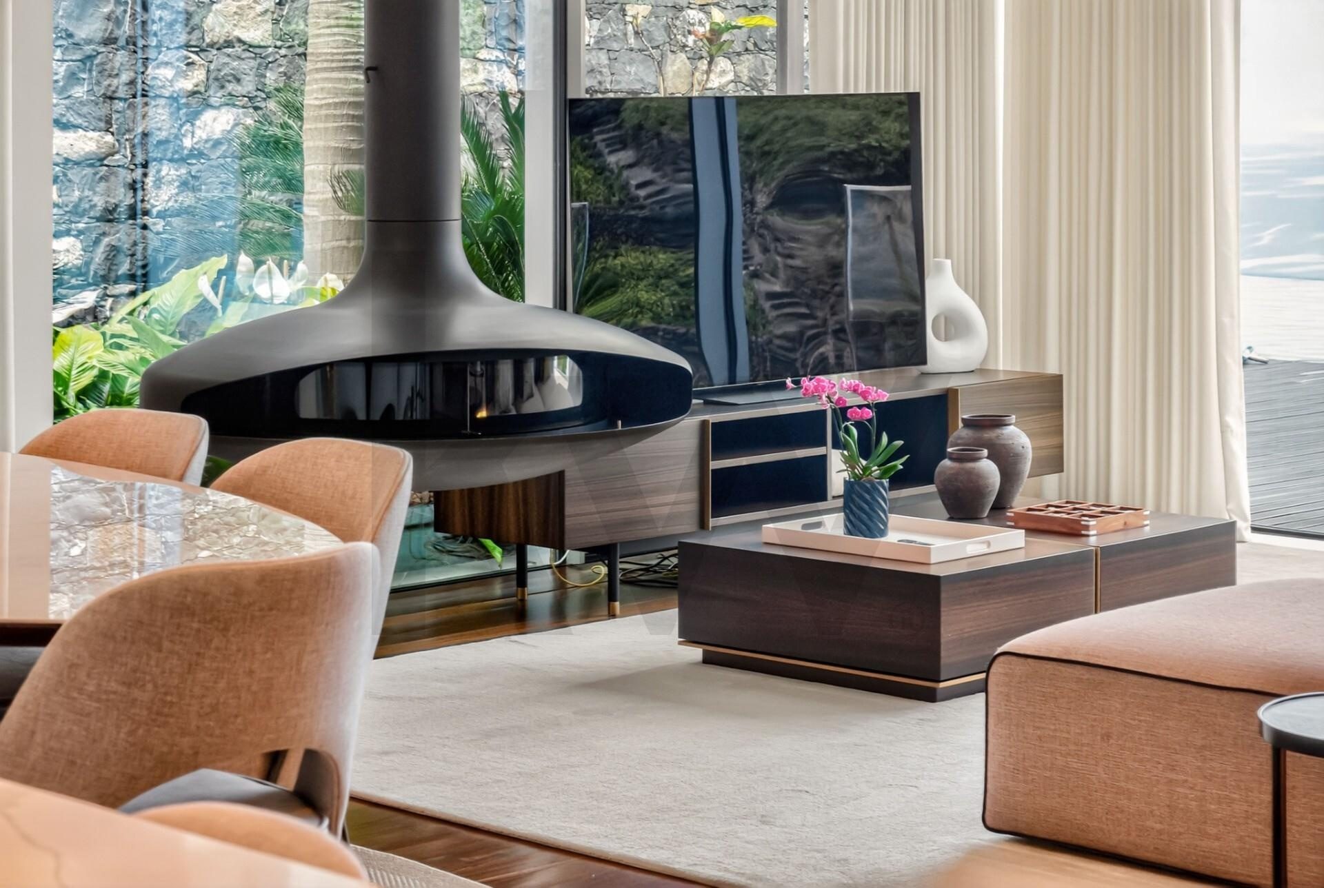 Villa Quinta Grande — sala de estar com lareira central e vista para o mar
